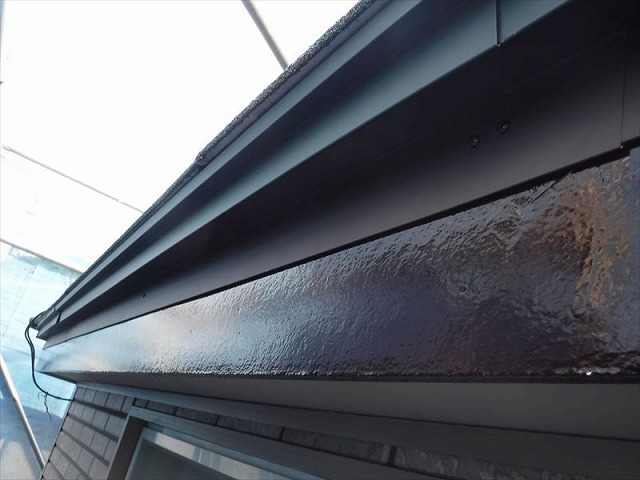 屋根の端部は専用の役物を使用